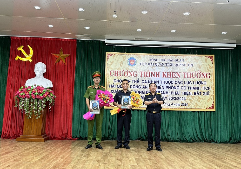 Phó Tổng cục trưởng Tổng cục Hải quan Hoàng Việt Cường (ngoài cùng bên trái) tặng hoa chúc mừng, trao thưởng cho các lực lượng.