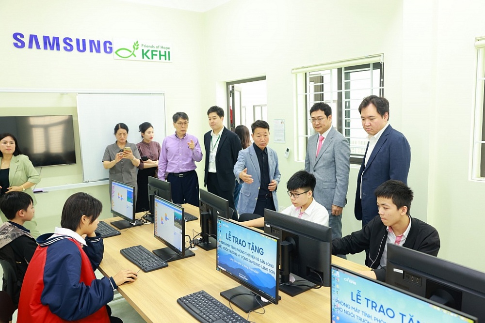 Các đại biểu tham quan phòng máy tính do Samsung trao tặng. 