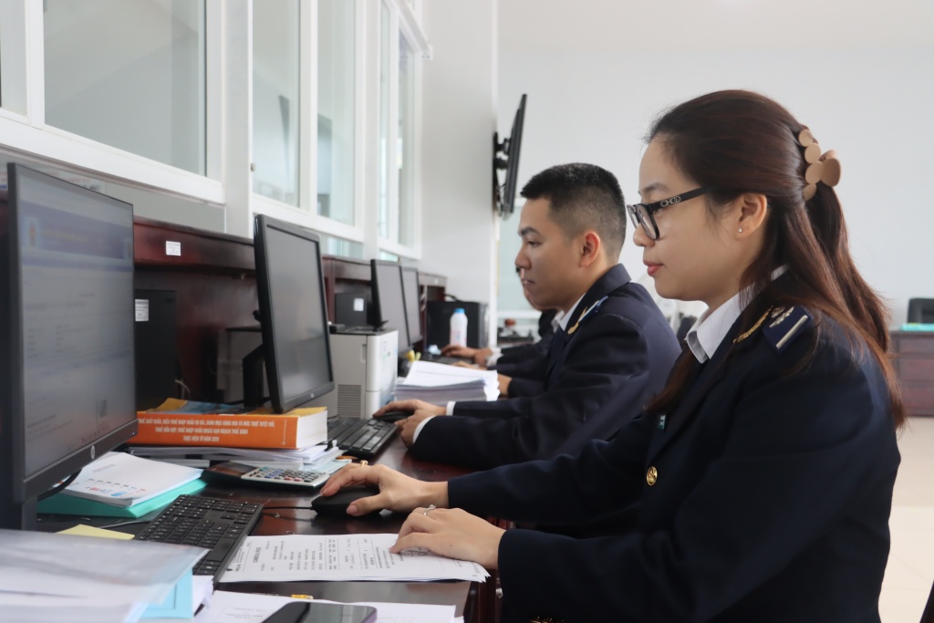 Hoạt động nghiệp vụ tại Chi cục Hải quan cửa khẩu cảng Hòn La, Cục Hải quan Quảng Bình. Ảnh: Thái Bình