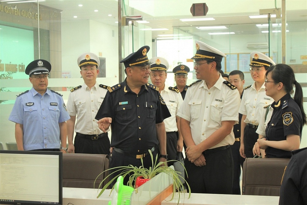 Đoàn công tác Hải quan Đông Hưng thăm quan mô hình quản lý hải quan tại Chi cục Hải quan cửa khẩu Móng Cái.