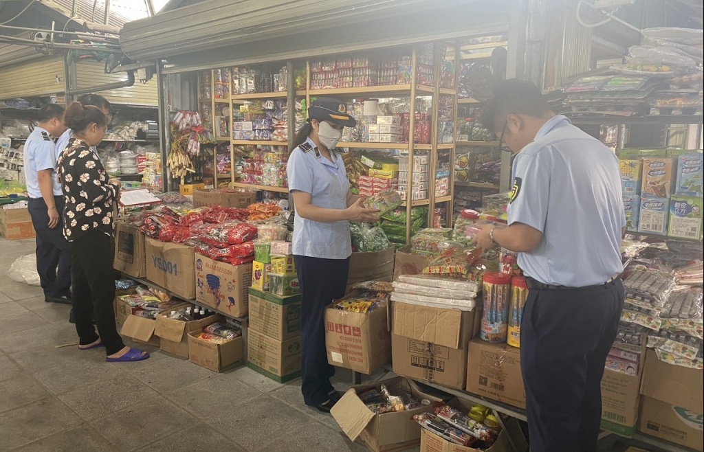 Quảng Ninh: Thu giữ gần 4.000 sản phẩm xúc xích, bánh kẹo… có dấu hiệu nhập lậu