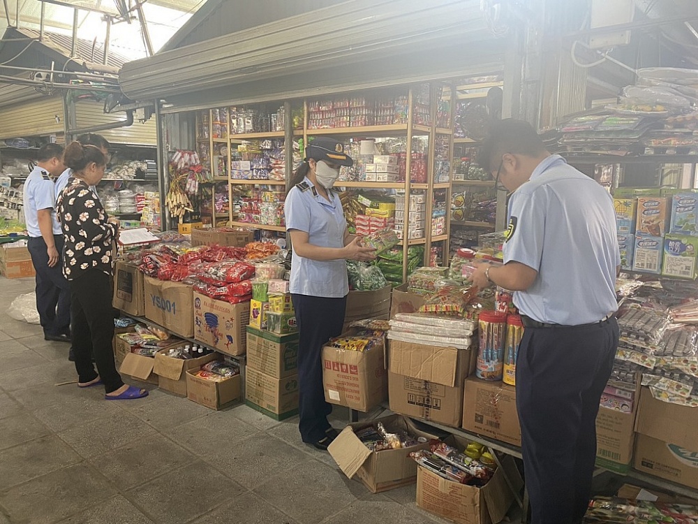 Quảng Ninh: Thu giữ gần 4.000 sản phẩm xúc xích, bánh kẹo… có dấu hiệu nhập lậu