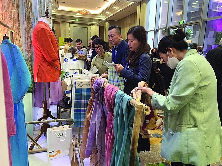 Vải, sợi làm từ cây gai xanh - một trong những nguyên liệu bền vững mà ngành dệt may Việt Nam đang tập trung phát triển. 	Ảnh: N.H