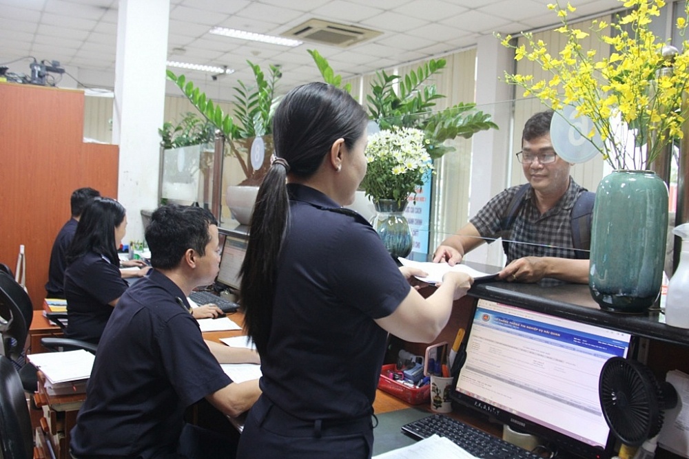 Công chức Hải quan cảng Sài Gòn khu vực 1 làm thủ tục nhập khẩu hàng hóa cho doanh nghiệp. 	Ảnh: T.H