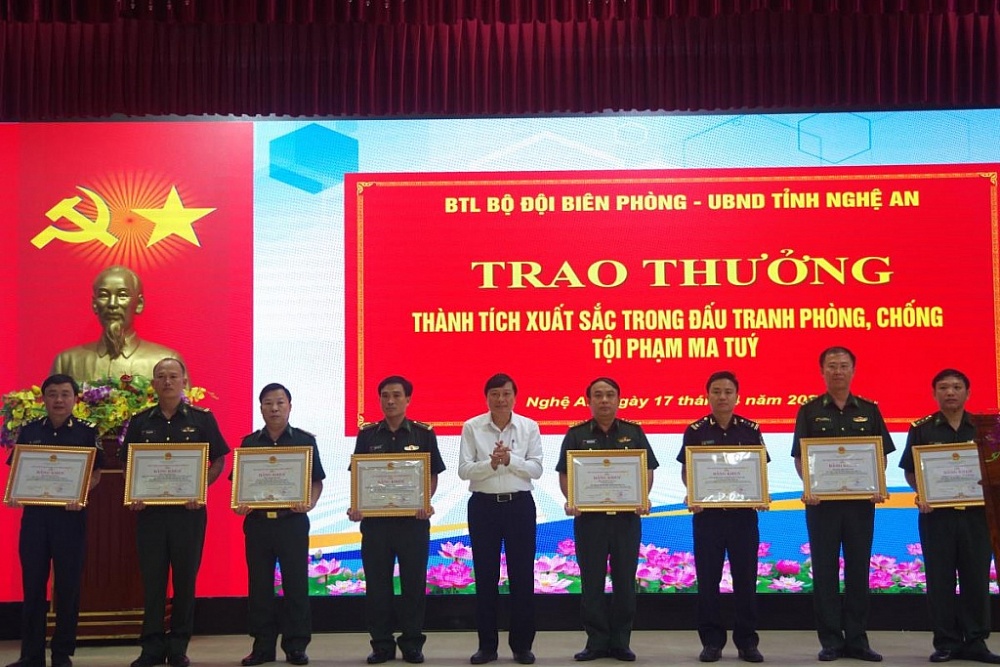 Đồng chí Lê Hồng Vinh trao Bằng khen cho các tập thể, cá nhân có thành tích xuất sắc trong đấu tranh với tội phạm ma túy. Ảnh: Viết Lam