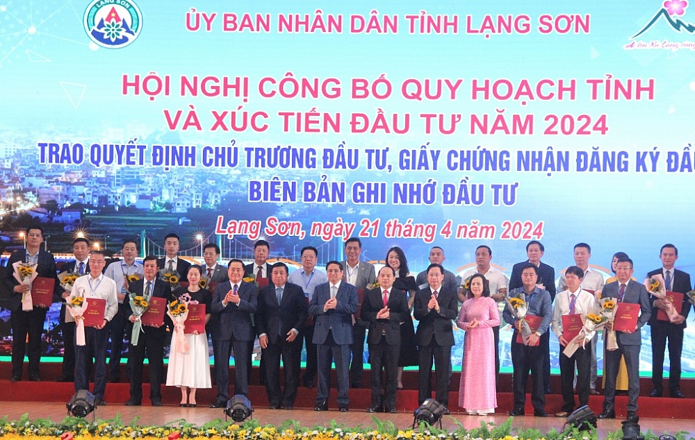 Thủ tướng Phạm Minh Chính trao quyết định cho các nhà đầu tư. Ảnh: H.Nụ