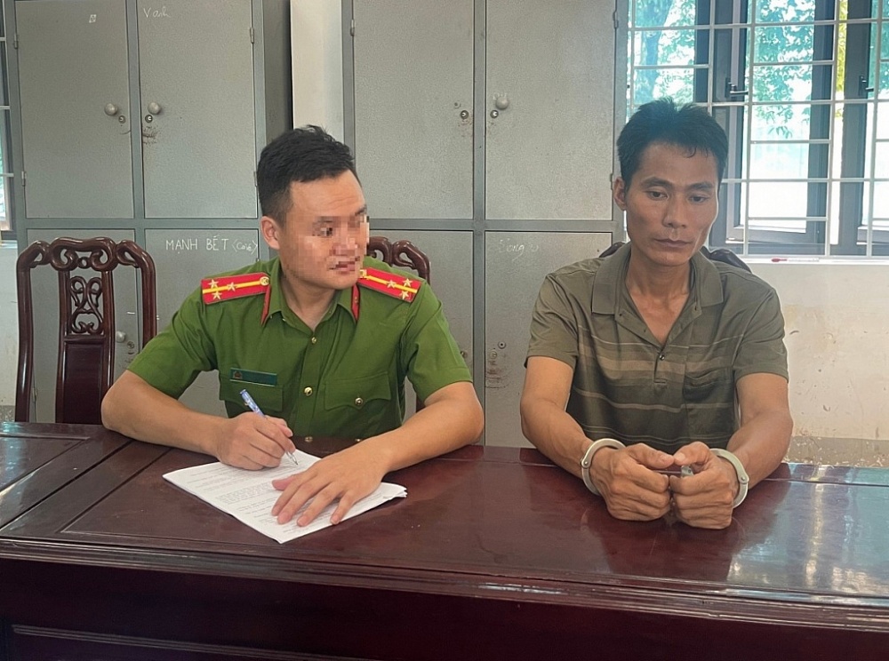 Lực lượng Công an lấy lời khai đối tượng Lê Văn Hồng. Ảnh: CA NA