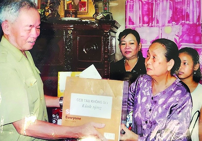 Đại diện cựu chiến binh đoàn Tàu không số, ông Nguyễn Văn Đức trao quà cho gia đình đồng đội.