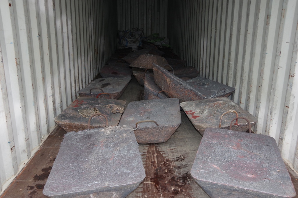 6 container kim loại xuất khẩu “đội lốt” gỗ ván ép