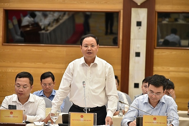 Thứ trưởng Bộ TN&MT Lê Minh Ngân trả lời câu hỏi của báo chí. Ảnh: VGP