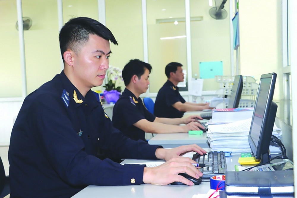 Hoạt động nghiệp vụ tại Chi cục Hải quan cửa khẩu Tà Lùng (Cục Hải quan Cao Bằng). 	Ảnh: T.Bình