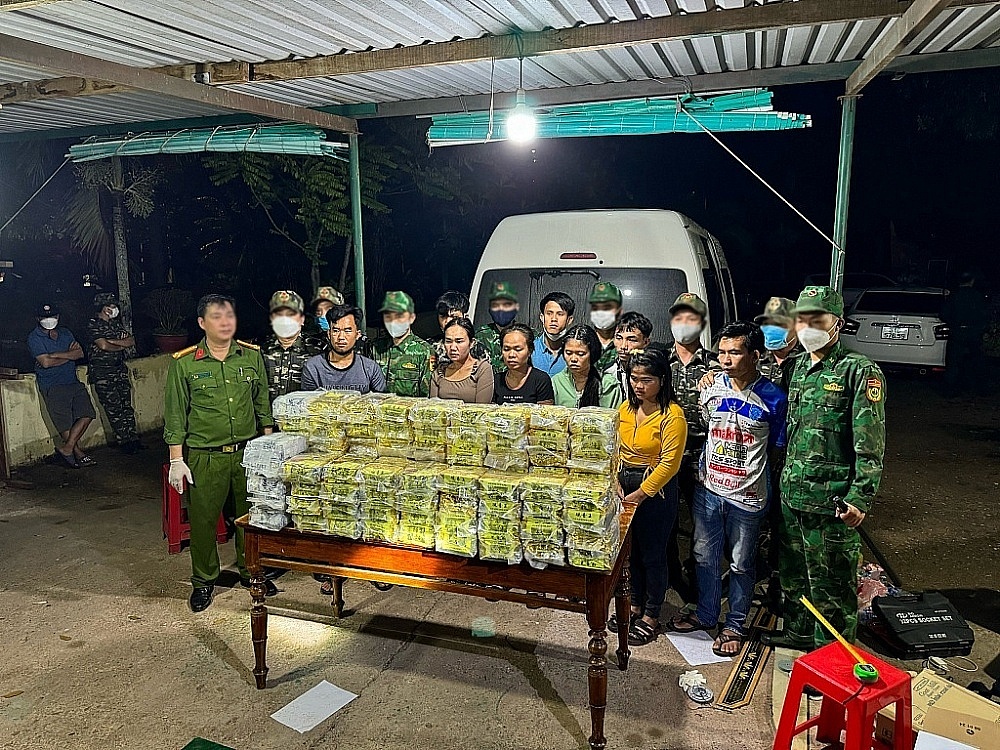 Các lực lượng chức năng ở Quảng Trị phối hợp bắt giữ đường dây vận chuyển ma túy xuyên quốc gia, thu giữ 100 kg ma túy tang vật (ngày 30/3/2024).