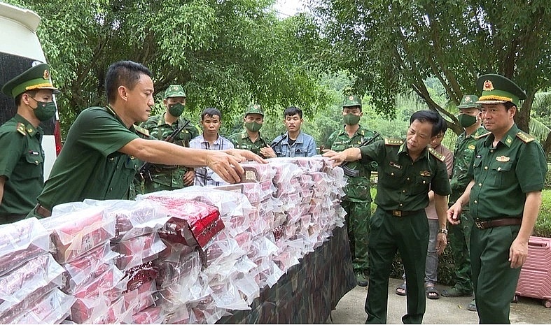 Lực lượng Biên phòng đang kiểm đếm số tang vật là 121 kg ma túy. Ảnh: TM