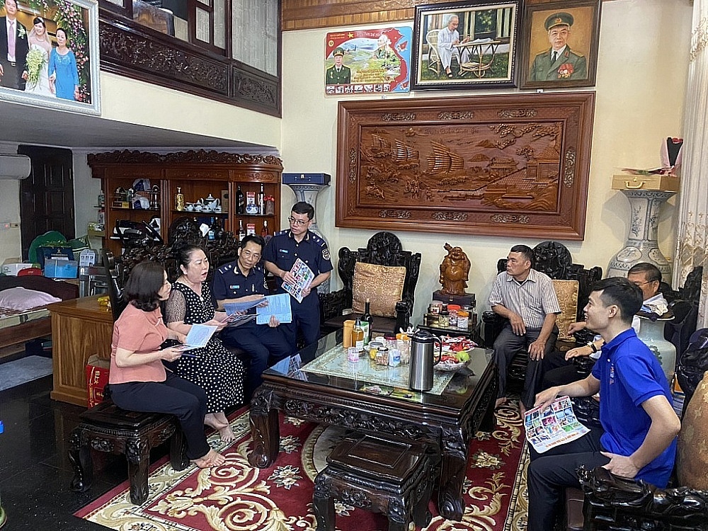 Công chức Hải quan Quảng Ninh tuyên truyền, giáo dục pháp luật cho người dân khu vực biên giới.