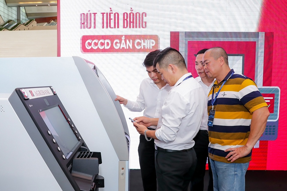Agribank giới thiệu máy ATM công nghệ mới cho phép giao dịch rút tiền bằng CCCD gắn chip.