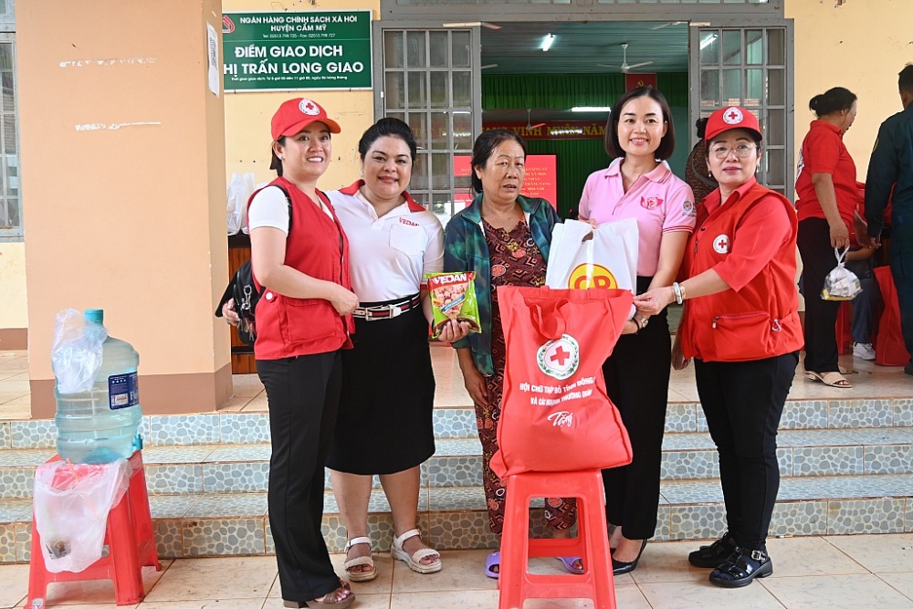 Bà Nguyễn Thu Thủy - Phó Giám đốc Đối ngoại Vedan Việt Nam đồng hành Hội CTĐ tỉnh Đồng Nai tham dự Lễ ra quân dân vận và tặng quà cho bà con có hoàn cảnh khó khăn (1)