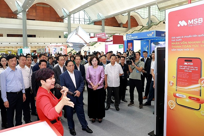 Bà Đinh Thị Tố Uyên – Phó Tổng Giám đốc MSB trình bày và giải đáp tới Thủ tướng Phạm Minh Chính về các giải pháp số dành cho doanh nghiệp