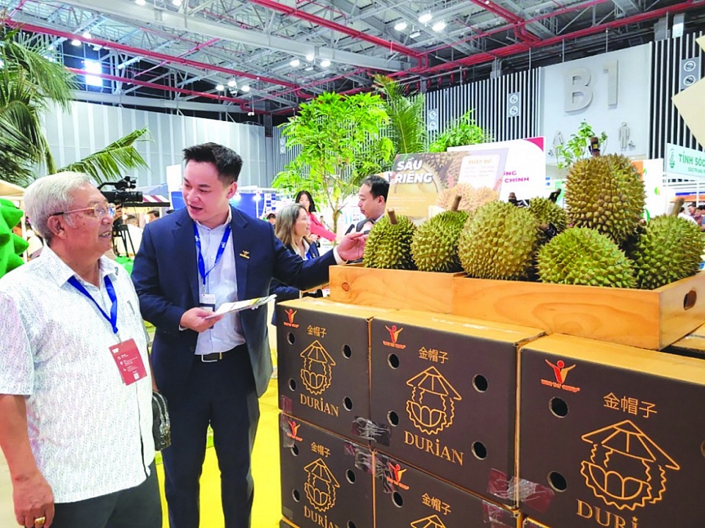 Doanh nghiệp giới thiệu sản phẩm sầu riêng tại Hội chợ Hàng Việi Nam tiêu biểu xuất khẩu năm 2024.  Ảnh: N.H