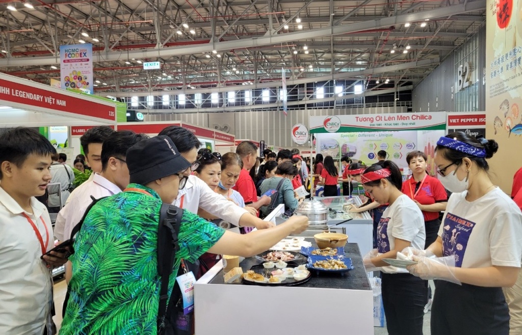 HCMC Foodex 2024: Khách tấp nập dùng thử món ngon Việt Nam