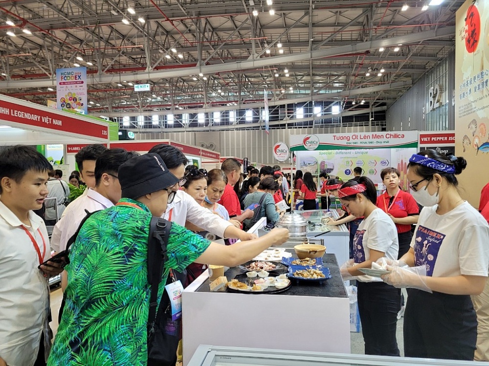 HCMC Foodex 2024: Khách tấp nập dùng thử món ngon Việt Nam