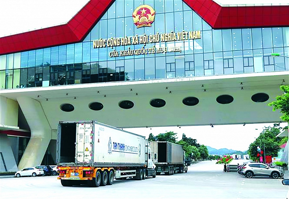 Hoạt động XNK qua Cửa khẩu quốc tế Hữu Nghị (Lạng Sơn).	  Ảnh: TTXVN