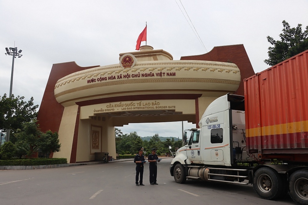 Hoạt động XNK qua cửa khẩu quốc tế Lao Bảo, Quảng Trị. 	Ảnh: Quang Hùng