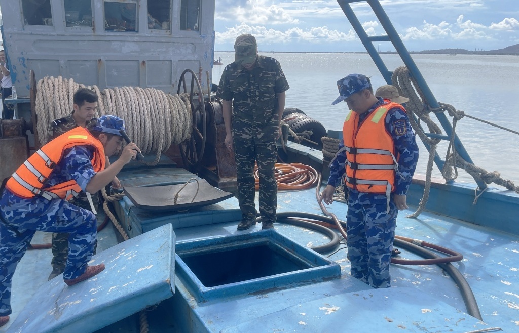 Hải quan - Cảnh sát biển bắt giữ tàu vận chuyển 90.000 lít dầu DO trái phép
