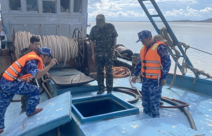 Hải quan - Cảnh sát biển bắt giữ tàu vận chuyển 90.000 lít dầu DO trái phép