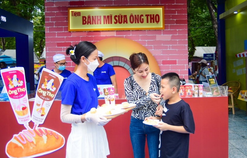 Bánh mì chấm sữa đặc – tự hào văn hóa ẩm thực Việt