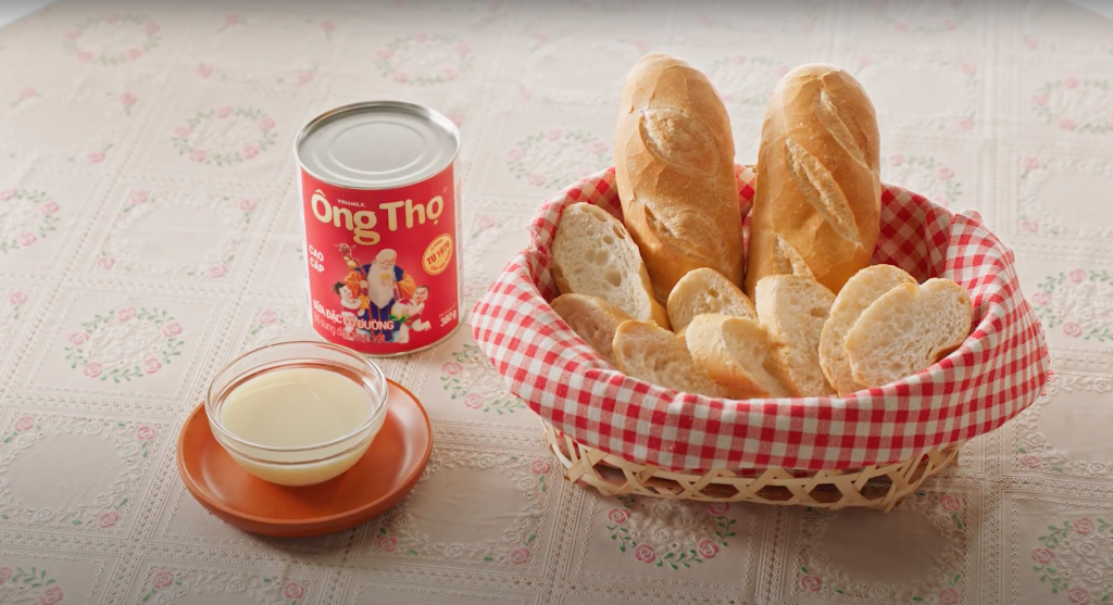 Bánh mì chấm sữa đặc – tự hào văn hóa ẩm thực Việt