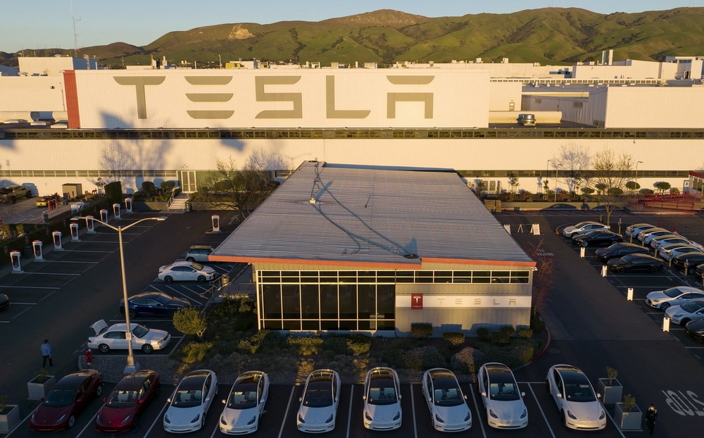 Ôtô điện tại nhà máy của Công ty Tesla tại Fremont, California, Mỹ. (Ảnh: AFP/TTXVN)