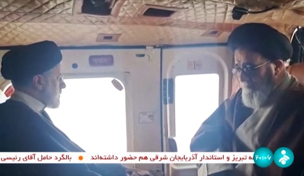 Hình ảnh do đài truyền hình nhà nước Iran IRINN phát ngày 19/5/2024: Tổng thống Iran Ebrahim Raisi (trái) trên trực thăng, trước khi chiếc máy bay bị rơi ở vùng núi tỉnh Đông Azerbaijan, phía Tây Bắc Iran. (Ảnh: AFP/TTXVN)