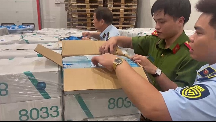 Lực lượng chức năng kiểm tra kho chứa hàng hoá tại huyện Mê Linh.