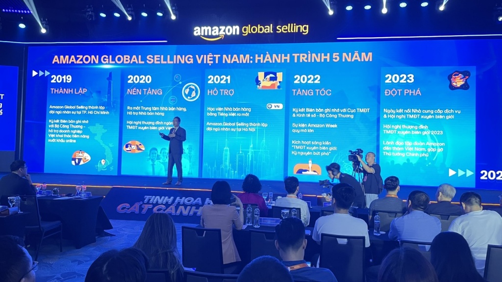 Đại diện Amazon Global Selling Việt Nam thông tin tại hội nghị. Ảnh: N.Linh