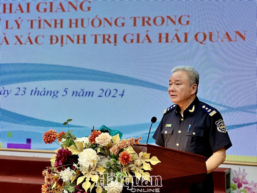Phó Cục trưởng Cục Hải quan Lạng Sơn Nguyễn Hữu Vượng phát biểu tại buổi tập huấn. Ảnh: Mai Loan