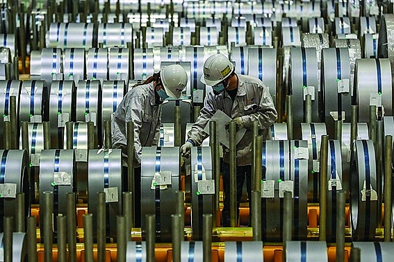 Công nhân kiểm tra các cuộn nhôm tại một nhà máy  ở Vũ Hán, Trung Quốc.
