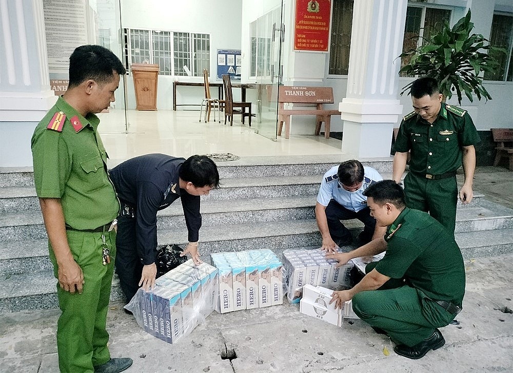 Lực lượng liên ngành phòng, chống buôn lậu tỉnh An Giang thu giữ thuốc lá nhập lậu ngày 8/5/2024. 	Ảnh: N.T