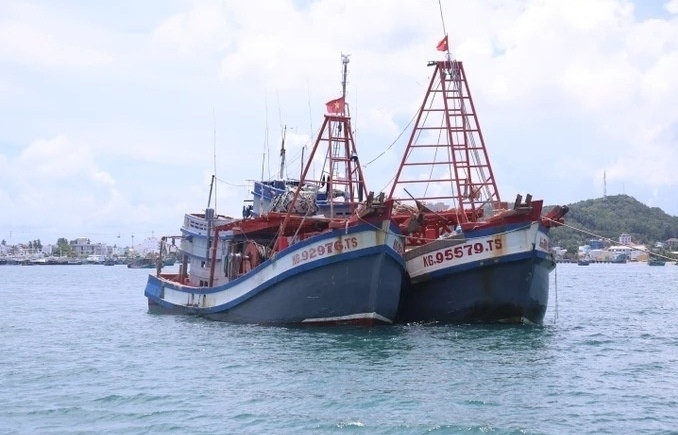 Cảnh sát biển bắt 2 tàu cá vận chuyển 30.000 lít dầu DO không rõ nguồn gốc