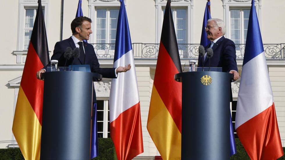 Tổng thống Pháp Emmanuel Macron (trái) và Tổng thống Đức Frank-Walter Steinmeier phát biểu trong cuộc họp báo chung sau cuộc hội đàm tại Dinh Tổng thống Bellevue ở Berlin, Đức ngày 26/5/2024. (Nguồn: AFP)