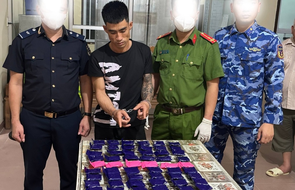 Quảng Bình: Phối hợp bắt đối tượng vận chuyển gần 12.000 viên ma túy