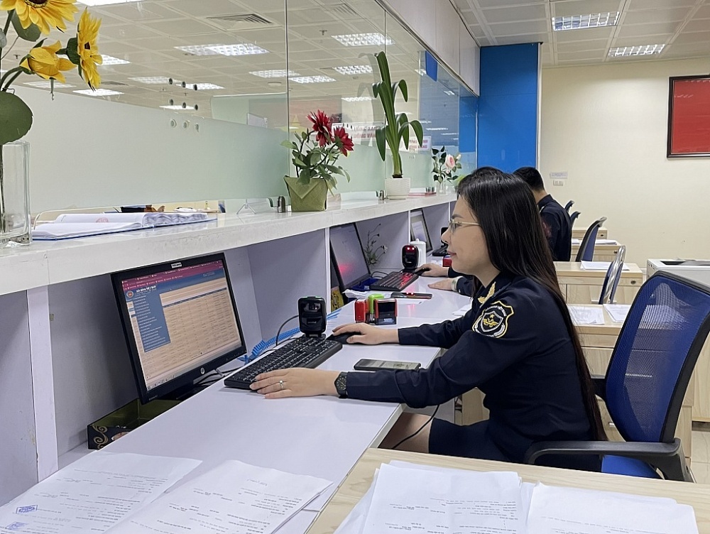 Hoạt động nghiệp vụ của công chức Cục Hải quan Hà Nội. 	Ảnh: N.Linh