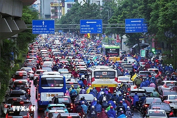 Khi mạng lưới giao thông hoàn thiện và kết nối tốt (giữa đường sắt đô thị, đường sắt quốc gia, ôtô buýt, taxi, phương tiện cá nhân…) thì mới từng bước áp dụng một số biện pháp hành chính thích hợp nhằm hạn chế sử dụng xe cá nhân… 	Ảnh minh họa: vietnam+