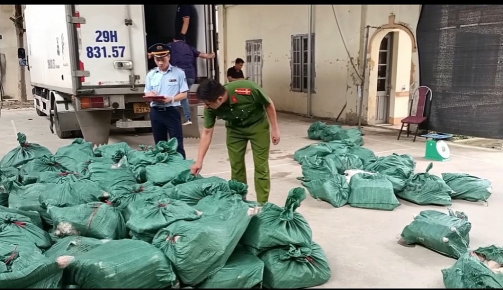 Lực lượng chức năng tỉnh Lạng Sơn kiểm tra số tang vật. 
