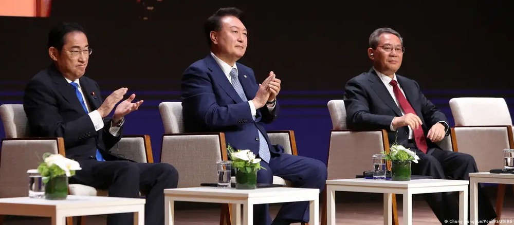 (Từ trái sang) Thủ tướng Nhật Bản Fumio Kishida, Tổng thống Hàn Quốc Yoon Suk Yeol và Thủ tướng Trung Quốc Lý Cường đã gặp nhau tại Seoul trong cuộc đàm phán ba bên đầu tiên sau hơn 4 năm. (Nguồn: Reuters)