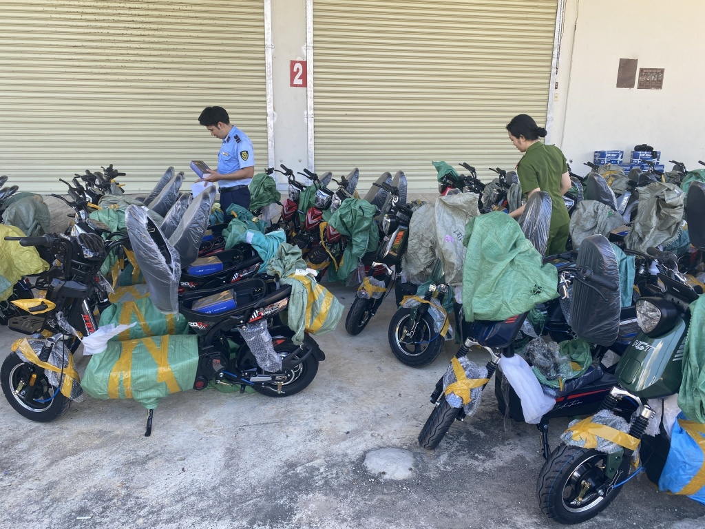 Xe đạp điện vi phạm bị Cục Quản l1y thị trường Bình Định tạm giữ