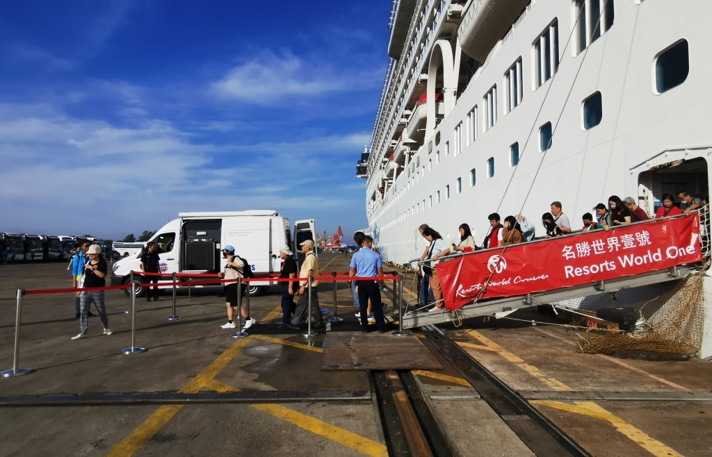 Du thuyền 2.200 khách quốc tế ghé tham quan TPHCM và Côn Đảo
