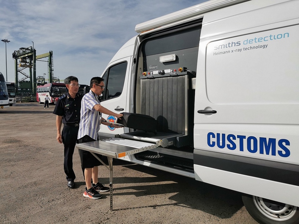 Công chức Chi cục Hải quan Cửa khẩu Cảng Vũng Tàu soi chiếu hành lý của hành khách nhập cảnh