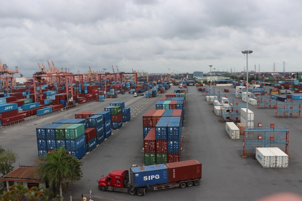 Hàng hóa xuất nhập khẩu qua khu vực cảng Hải Phòng. 	Ảnh: T.Bình
