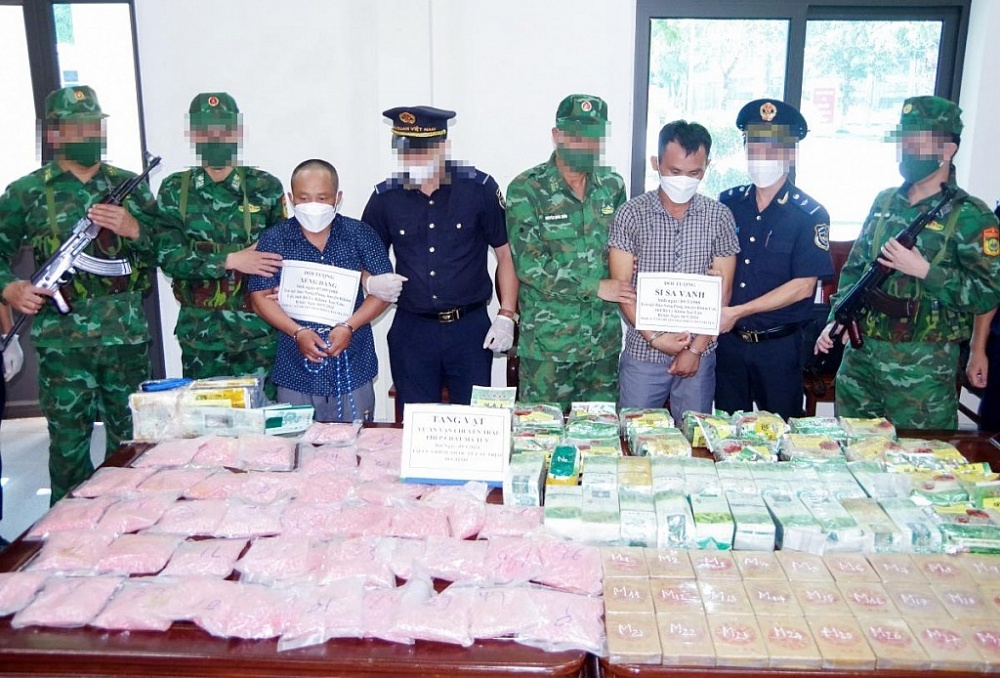 Hai đối tượng Xeng và Sisavanh YongYaerlor cùng tang vật ma túy bị Hải quan - Biên phòng Cầu Treo bắt giữ     ngày 9/5. 	 Ảnh: Thế Mạnh