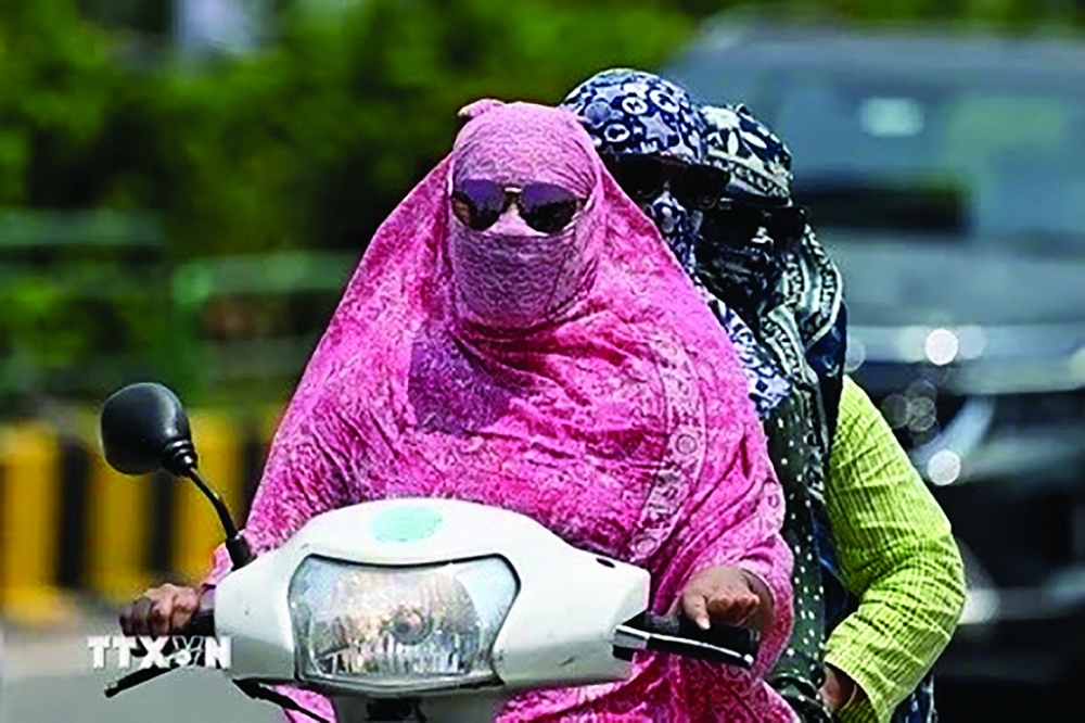 Nhiệt độ tại Thủ đô New Delhi (Ấn Độ) lên tới 52,9 độ C trong ngày 29/5, cướp đi sinh mạng của nhiều người.